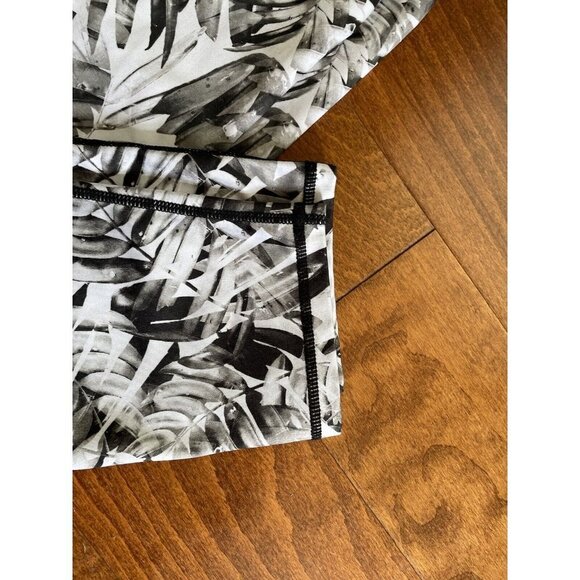 PrAna Womens Cropped Capri Leggings Stretch Gray  Black Tropical Floral Pants  S - Picture 2 of 7